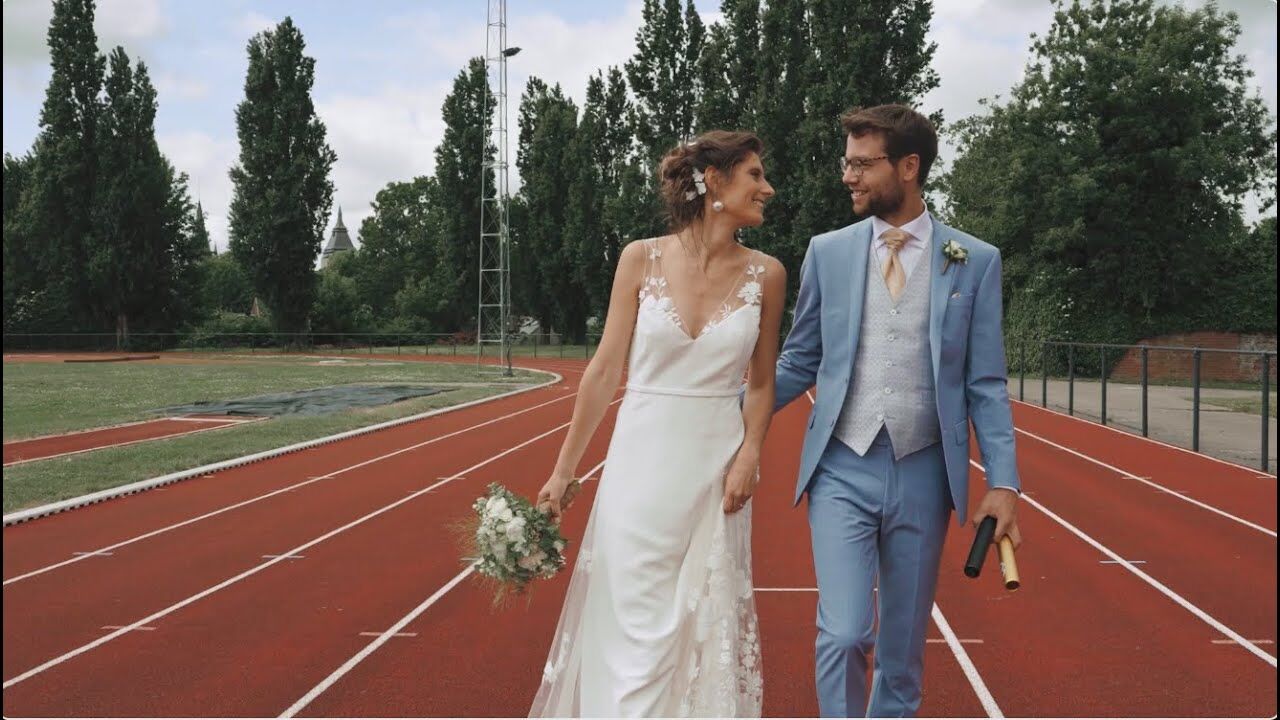 Mariage Belgique original brabant wallon luxe vidéo fim des mariés marchent mains dans la main sur une piste d'athlétisme